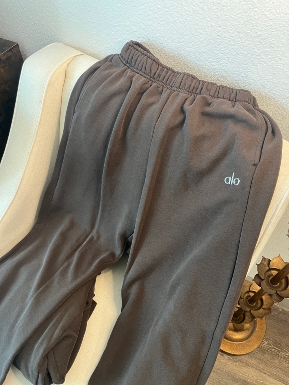 ALO Yoga Womens Espresso Brown Sweatpants & Sweatshirt Set - Picture 3 of 6